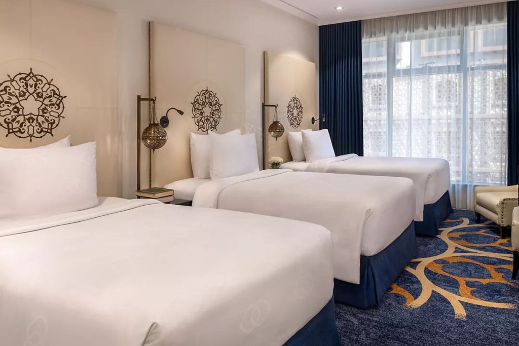 Agence de voyage Omra spécialisée Omra et Hajj. Omra Classique, Discount, Ramadan et Omra+. Devis gratuit et accompagnement personnalisé au départ de Paris : Médine, Makkah, Jeddah. Guide religieux et hôtels proches du Haram inclus.