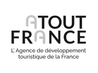 Agence de voyage Omra spécialisée Omra et Hajj. Omra Classique, Discount, Ramadan et Omra+. Devis gratuit et accompagnement personnalisé au départ de Paris : Médine, Makkah, Jeddah. Guide religieux et hôtels proches du Haram inclus.